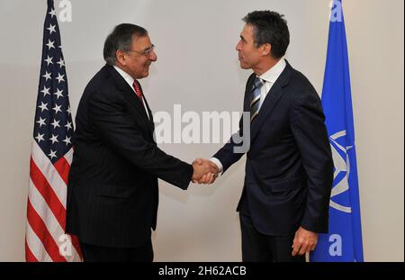 Verteidigungsminister Leon Panetta schüttelt die Hände mit dem NATO-Generalsekretär anders Fogh Rasmussen, als er das NATO-Hauptquartier zu Treffen mit Verteidigungskollegen aus anderen NATO-Mitgliedsländern besucht. 21. Februar 2013. Stockfoto