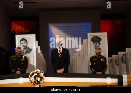 Berichten: Amtierender Verteidigungsminister Christopher C. Miller nimmt an der Eröffnung des National Museum of the United States Army Teil, zusammen mit dem Generalstabschef James C. McConville und dem Hauptfeldwebel der Armee Michael A. Grinston, Fort Belvoir, VA., 11. November 2020. Stockfoto