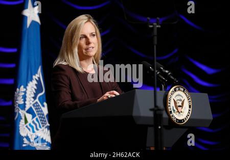 Der Innenminister Kirstjen Nielsen stellt den Vizepräsidenten der Vereinigten Staaten, Mike Pence, während der 15. Jubiläumsfeier der Gründung von DHS vor, die am 1. März 2018 im Ronald Reagan Building in Washington, D.C., stattfand. Stockfoto