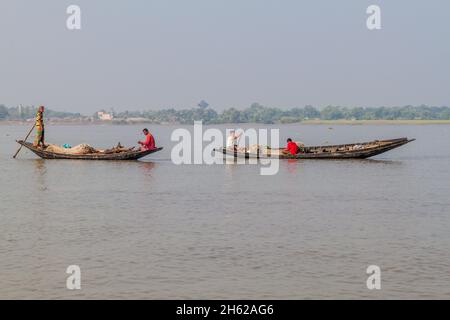 RUPSA, BANGLADESCH - 13. NOVEMBER 2016: Einheimische Männer auf kleinen Booten auf dem Rupa-Fluss, Bangladesch Stockfoto