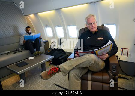 Der amtierende Verteidigungsminister Chris Miller arbeitet in der Flugzeugkabine mit dem Stabschef Kash Patel, nachdem er den Luftwaffenstützpunkt Peterson, Colorado, verlassen hat, 14. Januar 2021. Stockfoto