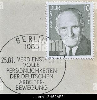 Abgesagte Briefmarke gedruckt von der Deutschen Demokratischen Republik, die das Porträt von Joseph Miller (1883-1964) zeigt, um 1983. Stockfoto