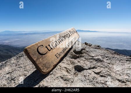 Cucamonga Peak Schild und Blick in die San Gabriel Mountains im San Bernardino County, Kalifornien. Stockfoto