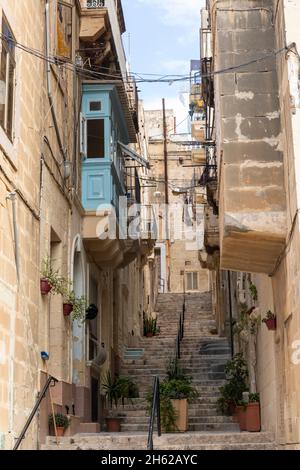Malerische schmale Gasse mit Stufen in Senglea, den drei Städten, Malta Stockfoto