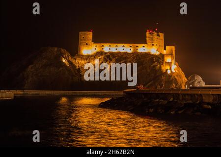 Nachtansicht des Al Jalali Fort in Muscat, Oman Stockfoto