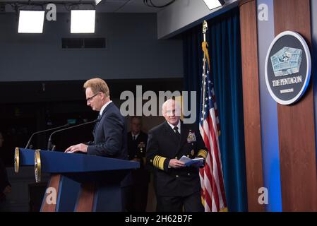 Berichung: Amtierender Sekretär der Marine Thomas B. Modly und Leiter der Marineoperationen ADM. Michael M. Gilday kurz die Presse über die Navyâ €™s Antwort auf COVID-19, im Rahmen des 5., Washington, D.C., 1. April, 2020. An der Unterweisung nahmen der Navy Surgeon General Rear ADM Teil. Bruce Gillingham und Master Chief Petty Officer der Navy Russell Smith. Stockfoto