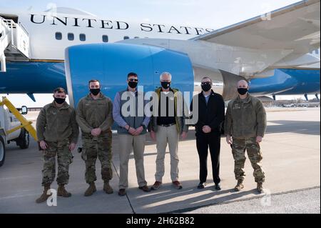 Der amtierende Verteidigungsminister Chris Miller begrüßt die Dienstmitglieder auf dem Luftwaffenstützpunkt Offutt, geb., 13. Januar 2021. Stockfoto