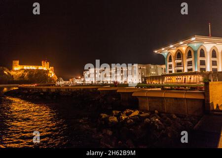 Nachtansicht des Al Jalali Fort, des Waljat Krankenhauses und des Al Alam Palastes des Sultan Qaboos in Muscat, Oman Stockfoto