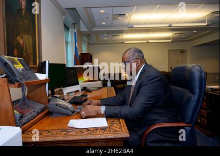 Berichterstatter: Verteidigungsminister Lloyd J. Austin III spricht per Sprechertelefon mit NATO-Generalsekretär Jens Stoltenberg, dem 5. Januar 22, Washington, D.C., 2021. Stockfoto