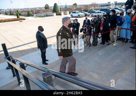 Berichtet: Der kommende Verteidigungsminister Lloyd J. Austin III kommt im Pentagon an, nachdem er als Verteidigungsminister, Washington, D.C., am 22. Januar 2021 bestätigt wurde. Stockfoto