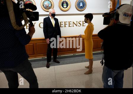 Der amtierende Verteidigungsminister Chris Miller wird von Catherine Herridge, The Pentagon, Washington, D.C. von CBS, interviewt, Dez. 15, 2020. Stockfoto