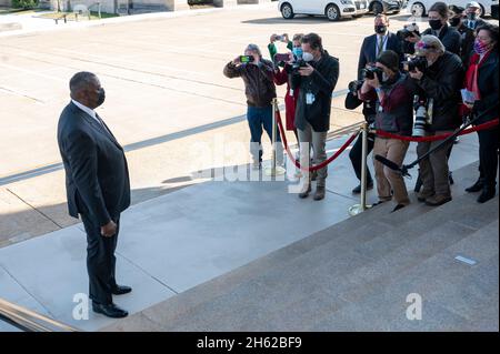 Reportage: Der kommende Verteidigungsminister Lloyd J. Austin III spricht mit Reportern im Pentagon, nachdem er als Verteidigungsminister, Washington, D.C., am 22. Januar 2021 bestätigt wurde. Stockfoto