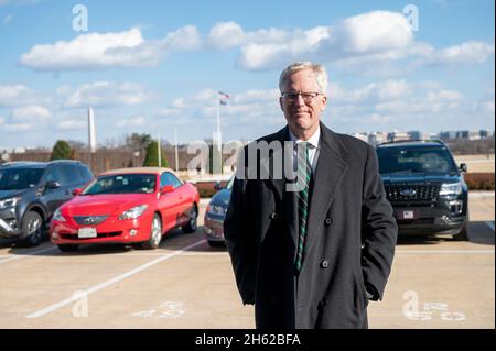 Berichtet: Der scheidende amtierende Verteidigungsminister Chris Miller verlässt das Pentagon während des Regierungsübergangs, das Pentagon, Washington, D.C., Januar 20, 2021. Stockfoto