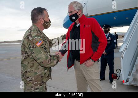 Der amtierende Verteidigungsminister Chris Miller begrüßt den Kommandanten des U.S. Space Command, Army General James H. Dickinson, bei der Ankunft auf der Peterson Air Force Base, Colorado, am 13. Januar 2021. Stockfoto