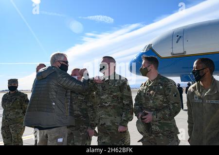 Der amtierende Verteidigungsminister Chris Miller begrüßt das Militärpersonal vor der Abreise aus dem Luftwaffenstützpunkt Peterson, Colorado, 14. Januar 2021. Stockfoto