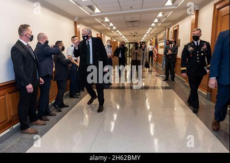 Berichtet: Der scheidende amtierende Verteidigungsminister Chris Miller begrüßt Mitarbeiter, während er das Pentagon während des Regierungsübergangs verlässt, das Pentagon, Washington, D.C., 20. Januar, 2021. Stockfoto