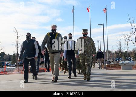 Der amtierende Verteidigungsminister Chris Miller geht mit dem Kommandanten des North American Aerospace Defense Command und des United States Northern Command, Air Force General Glen VanHerck, im NORAD-USNORTHCOM-Hauptquartier, Peterson Air Force Base, Colorado, 14. Januar 2021. Stockfoto