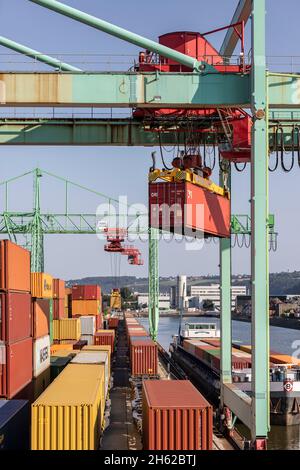 deutschland,baden-württemberg,stuttgart,Frachtverladung,Krane,Brücken und Container im stuttgarter Hafen Stockfoto