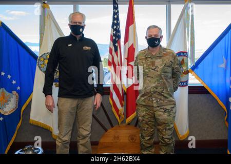 Der amtierende Verteidigungsminister Chris Miller trifft sich mit dem Kommandanten des North American Aerospace Defense Command und des United States Northern Command, Air Force General Glen VanHerck, im NORAD-USNORTHCOM-Hauptquartier, Peterson Air Force Base, Colorado, 14. Januar 2021. Stockfoto