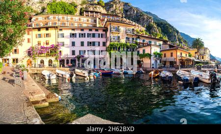 Panoramablick auf limone sul garda. europa, italien, lombardei, provinz brescia, limone sul garda Stockfoto