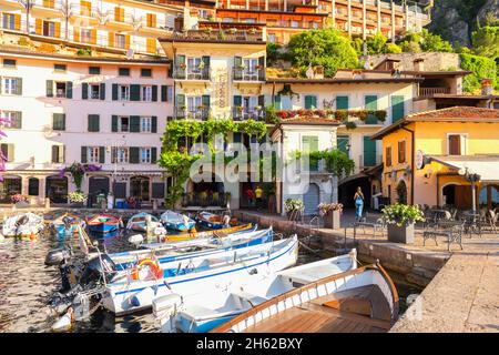 Kleiner touristischer Hafen auf limone sul garda. europa, italien, lombardei, provinz brescia, limone sul garda. Stockfoto