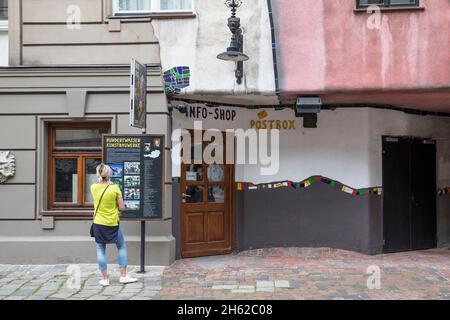 Das hundertwasserhaus,Tourist vor dem Infoshop,löwengasse Ecke kegelgasse,3. Bezirk,landstrasse,wien,österreich Stockfoto