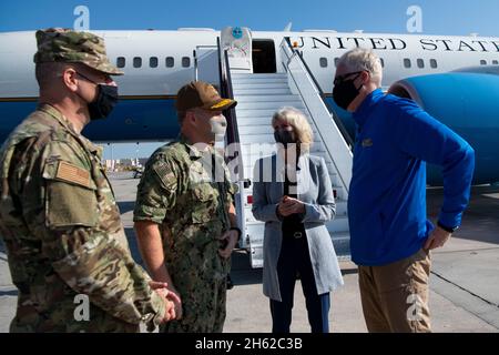 Berichtet: Der amtierende Verteidigungsminister Christopher attachÃ© Miller spricht mit dem US-Verteidigungsminister, Oberst der Luftwaffe John Gondol; dem Kommandanten des US Naval Forces Central Command und der 5. US-Flotte sowie der Vereinten Seestreitkräfte, Navy Vice ADM. Samuel Paparo; und die USA embassyâ €™s ChargÃ© dâ €™Affaires Maggie Nardi, bei der Ankunft in Manama, Bahrain, 25. November 2020. Stockfoto