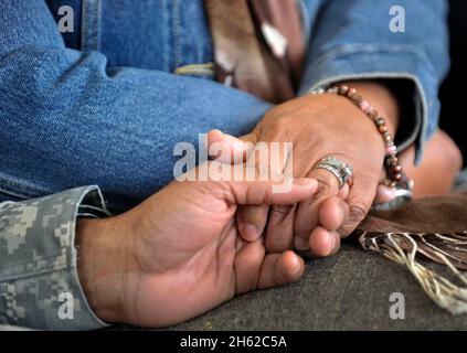 Ein Militärpaar hält die Hände, während Verteidigungsminister Leon E. Panetta Truppen in Ft besucht. Bliss in El Paso, Texas, Donnerstag, 12. Januar 2012. Stockfoto