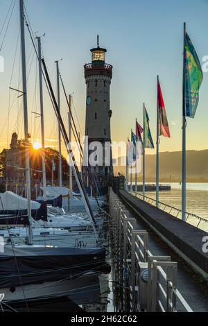 lindau Hafen mit Leuchtturm bei Sonnenaufgang, Bodensee, bayern, deutschland Stockfoto