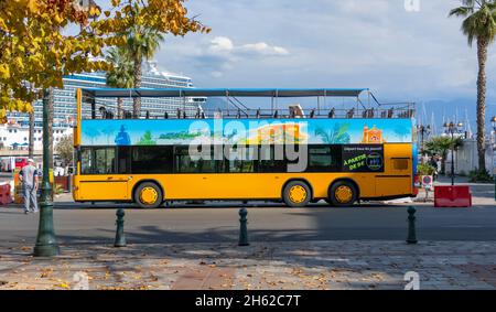 Ajacio Korsika Frankreich, bunte Touristenbus Stockfoto