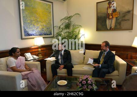 Die indische Außenministerin Sujatha Singh begrüßt den stellvertretenden Verteidigungsminister Ash Carter beim Treffen im South Block in Delhi, Indien, am 17. September 2013. Stockfoto