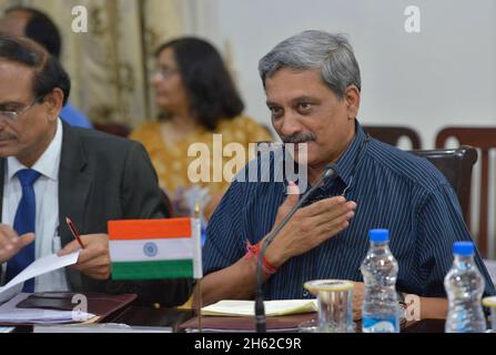 Der indische Verteidigungsminister Manohar Parrikar deutet mit der Hand über sein Herz, als er Verteidigungsminister Ash Carter zu einem Treffen am 3. Juni 2015 in Neu-Delhi, Indien, begrüßt. Stockfoto