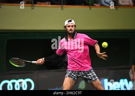 STOCKHOLM 20211112 Tommy Paul aus den USA gibt Frances Tiafoe USA während ihres Halbfinales Stockholm Open 2021 bei den Stockholm Open 2021 in der Royal Tennis Hall am Freitag, den 12. November 2021 den Ball zurück. Foto: Fredrik Sandberg / TT / kod 10080 Stockfoto