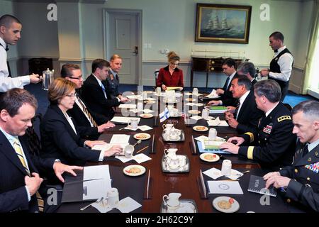 Verteidigungsminister Leon Panetta, dritter von rechts, trifft sich am 10. Mai 2012 zu einem Treffen im Pentagon mit dem finnischen Verteidigungsminister Stefan Wallin, dritter von links Stockfoto