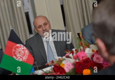 Afghanistans Innenminister Umar Daudzai spricht mit dem stellvertretenden Verteidigungsminister Ashton B. Carter in Kabul, Afghanistan, am 14. September 2013. Stockfoto