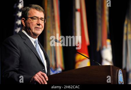 Die stellvertretende Verteidigungsministerin Ashton Carter hält eine Rede bei der jährlichen Preisverleihung der kombinierten Bundeskampagne des Verteidigungsministeriums im Pentagon am 11. Februar 2013. Stockfoto