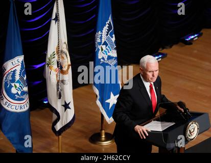 Der Vizepräsident der Vereinigten Staaten, Mike Pence, hält am 1. März 2018, anlässlich der Feierlichkeiten zum 15. Jahrestag des Abt. Heimatschutz, im Ronald Reagan Building in Washington, D.C., eine Rede Stockfoto