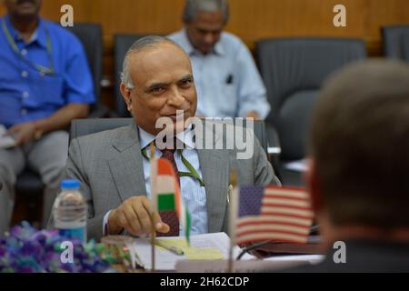 Der indische Verteidigungsminister Radha Krishna begrüßt die stellvertretende Verteidigungsministerin Ashton B. Carter im indischen Verteidigungsministerium, während Carter Delhi, Indien, besucht, 17. September 2013. Stockfoto