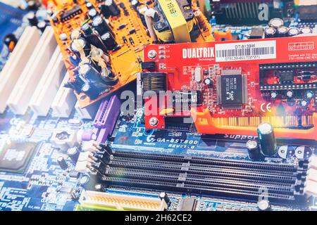 Alte elektronische Schaltungen, elektronische Abfälle, Recycling-Anlage Stockfoto