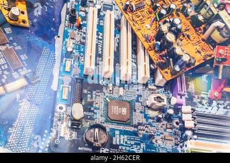 Alte elektronische Schaltungen, elektronische Abfälle, Recycling-Anlage Stockfoto