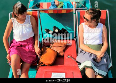 Zwei junge Frauen in einem Tretboot auf dem schliersee, oberbayern, bayern, deutschland Stockfoto