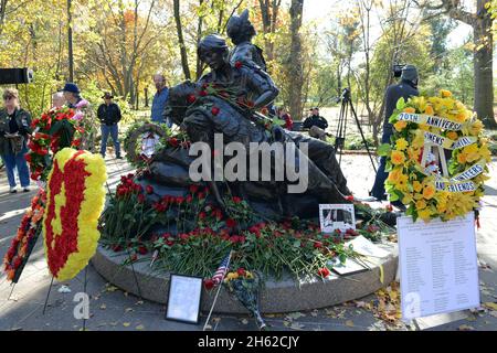 Berichtet: Das Vietnam Women's Memorial wird am Veterans Day, Washington, D.C., 11. November 2013, gesehen. Das Denkmal zeigt eine Krankenschwester, die einen verletzten Soldaten umstellt, eine Frau, die nach oben schaut, und (auf der Rückseite der Statue, die in diesem Bild nicht zu sehen ist) eine knieende Frau, die einen Helm hält. Frauen, die in Vietnam gedient haben, nahmen an einer Zeremonie vor der Statue am Veteranentag Teil, in der sie ihre Geschichten über den Dienst erzählten und 20 Jahre seit der Einweihung der Statue feststellten. Stockfoto