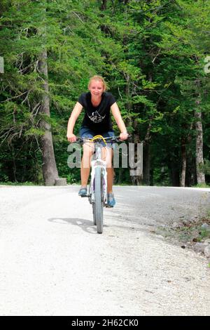 Junge Frau, Fahrrad, mtb-Tour auf dem Weg zur zirler-Tristenalm (1348m), im Großkristental, Fahrweg, Radfahrer, tirol, österreich Stockfoto