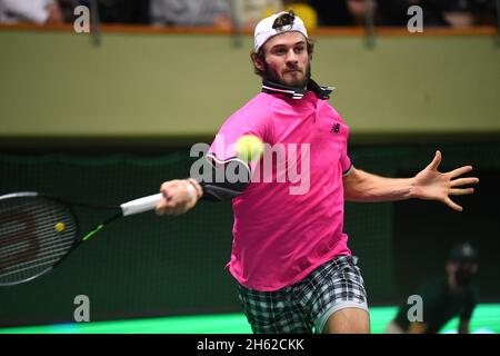 STOCKHOLM 20211112 Tommy Paul aus den USA gibt Frances Tiafoe USA während ihres Halbfinales Stockholm Open 2021 bei den Stockholm Open 2021 in der Royal Tennis Hall am Freitag, den 12. November 2021 den Ball zurück. Foto: Fredrik Sandberg / TT / kod 10080 Stockfoto