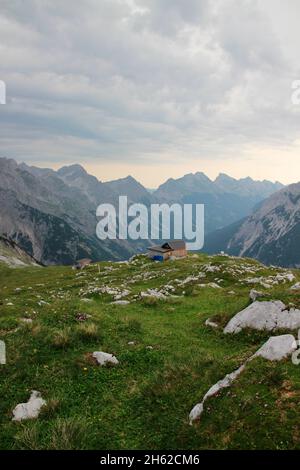 Wanderung zur tiroler Hütte,Toilettenhaus,dahinter karwendeltal,Blick auf die Hochkarspitze,östliche karwendelspitze,österreich,tirol,scharnitz,naturpark karwendel, Stockfoto
