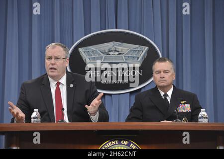 Stellvertretender Verteidigungsminister Bob Work und stellvertretender Vorsitzender der Joint Chiefs of Staff ADM. James A. Winnefeld Jr. führt am 2. Februar 2015 eine Pressekonferenz durch. Stockfoto