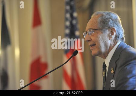 Der ehemalige Verteidigungsminister William Perry stellt den Teilnehmern der Konferenz des Nordamerikanischen Forums, die am 13. Oktober 2012 in Ottawa, Kanada, stattfand, den stellvertretenden Verteidigungsminister Ashton B. Carter vor. Stockfoto