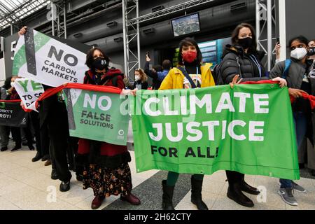 Glasgow, Schottland, Großbritannien. November 2021. Beobachter, NGOs und Delegierte veranstalteten einen Massenausklang aus den Klimaverhandlungen in Glasgow, als die Verhandlungen am letzten offiziellen Tag ihren Höhepunkt erreichten. Stolpersteine waren Subventionen für fossile Brennstoffe und fehlende Mittel für die Anpassung durch gefährdete Länder. Die Demonstranten äußerten ihre Erbitterung über das Fehlen von Maßnahmen, die jetzt dringend notwendig sind, auf dem zweiwöchigen Gipfel. Kredit: ZUMA Press, Inc./Alamy Live Nachrichten Stockfoto