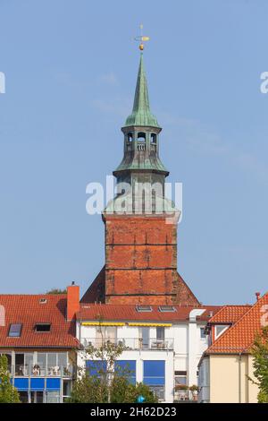 Moderne Wohnhäuser mit Fußweg und johanniskirche, am aller, verden, niedersachsen, deutschland, europa Stockfoto