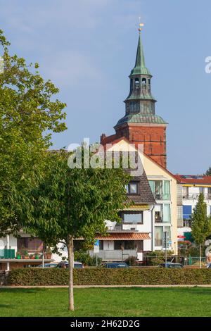 Moderne Wohnhäuser mit Fußweg und johanniskirche, am aller, verden, niedersachsen, deutschland, europa Stockfoto